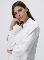 Koszula z ozdobnym detalem - biały. Białe koszule damskie Reserved, l, bez wzorów, z wiskozy, bez kołnierzyka, bez ramiączek. Za 129.99 zł.