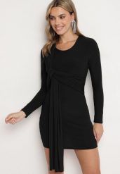 Czarna Dopasowana Sukienka z Ozdobnym Trenem Sevilaine. Czarne sukienki damskie Born2be, bez wzorów, eleganckie, bez ramiączek. W wyprzedaży za 93.49 zł.