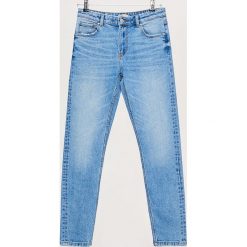 Jeansy SLIM - Niebieski. Niebieskie jeansy damskie Cropp. W wyprzedaży za 79.99 zł.