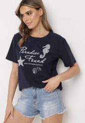 Granatowy Klasyczny Bawełniany T-shirt z Krótkim Rękawem z Nadrukiem Ozdobiony Perełkami Tiavenna. Niebieskie t-shirty damskie Born2be, m, bez wzorów, z bawełny, bez kołnierzyka. Za 39.99 zł.