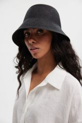 KAPELUSZ BUCKET RETRO CZARNY One size - Flawless. Czarne kapelusze damskie Flawless, bez wzorów, eleganckie. Za 210.00 zł.
