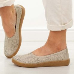 Beżowe skórzane Polskie półbuty damskie Gregors 1189. Brązowe półbuty damskie GREGORS, na jesień, bez wzorów, z jeansu, z okrągłym noskiem, bez obcasa, na płaskiej podeszwie, bez zapięcia. Za 379.00 zł.