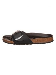 Birkenstock Skórzane klapki w kolorze czarnym rozmiar: 36. Czarne klapki damskie Birkenstock, bez wzorów, z nubiku, z otwartym noskiem, bez obcasa, bez zapięcia. Za 460.12 zł.