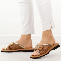 Brązowe skórzane klapki damskie T.Sokolski 26008. Brązowe klapki damskie Sokolski, z aplikacjami, ze skóry, bez obcasa, na płaskiej podeszwie, bez zapięcia. Za 299.00 zł.