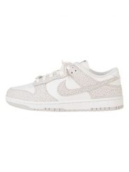 Nike Skórzane sneakersy "Dunk Low" w kolorze kremowo-beżowym rozmiar: 42,5. Brązowe obuwie sportowe damskie Nike, z materiału, bez zapięcia. Za 347.99 zł.