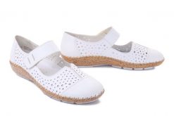 RIEKER 44880-80 white, półbuty letnie damskie. Białe półbuty damskie Rieker, na lato, w ażurowe wzory, bez obcasa, bez zapięcia. Za 223.93 zł.
