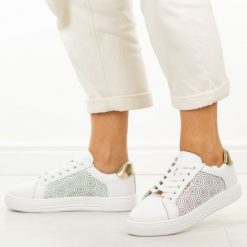 Białe skórzane półbuty damskie Filippo Dp7592/26. Białe półbuty damskie Filippo, na jesień, w ażurowe wzory, z jeansu, z okrągłym noskiem, bez obcasa, na koturnie, bez zapięcia. Za 219.00 zł.