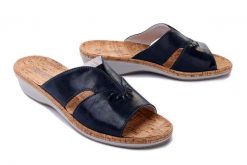 SUAVE 700354-05 ultramarine, klapki damskie. Niebieskie klapki damskie Suave, bez wzorów, bez obcasa, na koturnie, bez zapięcia. Za 176.94 zł.