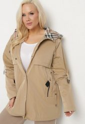 Ciemnobeżowa Kurtka Parka z Kapturem i Kieszeniami Eradilla. Brązowe kurtki damskie Born2be, plus size, z aplikacjami, z kapturem. Za 319.99 zł.
