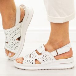 Białe skórzane sandały damskie Cambell 40330. Białe sandały damskie Cambell, bez wzorów, z jeansu, bez obcasa, na platformie, bez zapięcia. Za 219.00 zł.
