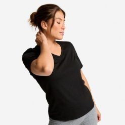 Koszulka fitness damska dekolt V. Czarne bluzki damskie Decathlon, s, bez wzorów, z bawełny, sportowe, bez kołnierzyka, bez ramiączek. Za 44.99 zł.