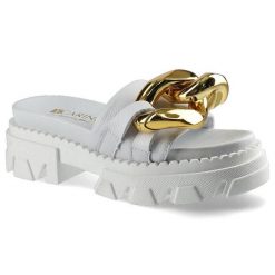 Klapki damskie Carinii, klapki na platformie cholewka z gładkiej skóry naturalnej szeroki pasek z ozdobnym metalowym łańcuchem masywna traktorowa pod. Białe klapki damskie Carinii, z aplikacjami, ze skóry, bez obcasa, na platformie, bez zapięcia. Za 259.00 zł.