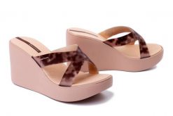 IPANEMA 83520 High Fashion Slide Fem AQ407 beige/clear, klapki damskie. Brązowe klapki damskie Ipanema, bez wzorów, bez obcasa, na koturnie, bez zapięcia. Za 146.93 zł.