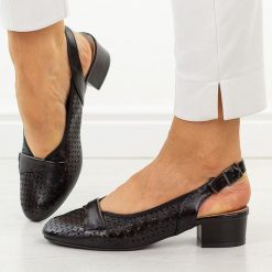 Czarne czółenka damskie na obcasie Jezzi asa200-18. Czarne czółenka damskie Jezzi, w ażurowe wzory, ze skóry, z okrągłym noskiem, bez obcasa, na obcasie. Za 199.00 zł.