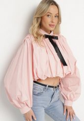 Różowa Bawełniana Koszula o Bufiastym Kroju z Kokardą w Stylu Retro Drulla. Czerwone koszule damskie Born2be, uniwersalny, bez wzorów, z bawełny, eleganckie, bez kołnierzyka, bez ramiączek. Za 129.99 zł.