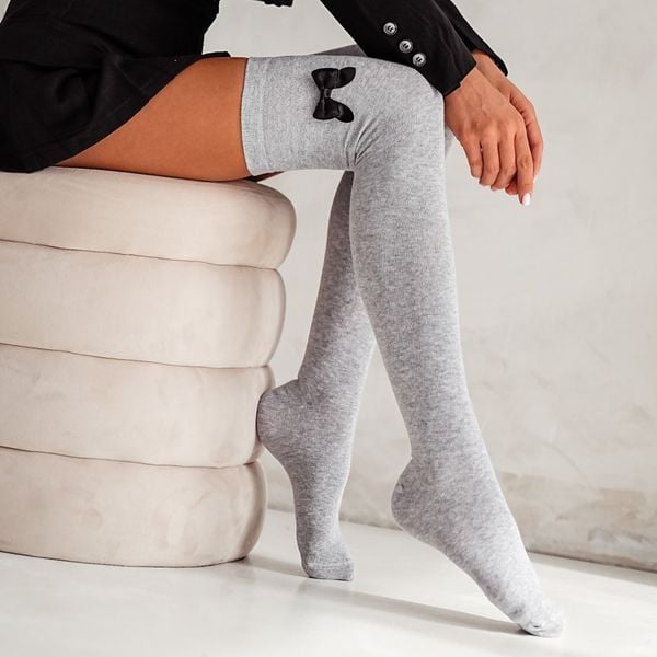 Szare zakolanówki bawełniane z kokardką 229. Szare pończochy i pasy Milena, bez wzorów, z bawełny. Za 33.00 zł.