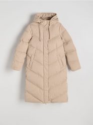 Pikowana kurtka z kapturem - beżowy. Brązowe kurtki damskie Reserved, l, bez wzorów, z tkaniny, z kapturem. W wyprzedaży za 179.99 zł.