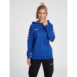 Bluza damska z kapturem Hummel hmlGO. Niebieskie bluzy damskie Hummel, na wiosnę, s, z aplikacjami, z bawełny, z kapturem. Za 183.30 zł.