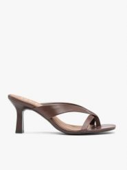 Ciemnobrązowe japonki na obcasie. Brązowe klapki damskie Ryłko, bez wzorów, z gumy, bez obcasa, na obcasie, bez zapięcia. Za 399.99 zł.