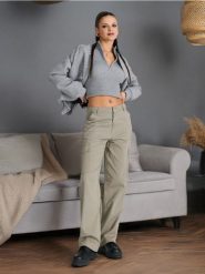 Jeansy cargo z wysokim stanem - zielony. Zielone jeansy damskie Sinsay, z podwyższonym stanem. W wyprzedaży za 39.99 zł.