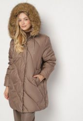Brązowa Kurtka z Asymetrycznym Pikowaniem i Kapturem z Futerkiem Ruvita. Brązowe kurtki damskie Born2be, plus size, bez wzorów, z dzianiny. Za 279.99 zł.