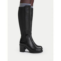 Kozaki JENNY. Czarne kozaki damskie Jenny, bez obcasa, na słupku, bez zapięcia. Za 229.99 zł.