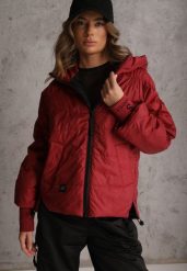 Czerwona Pikowana Kurtka Puffer z Kapturem Ozdobiona Napisami Orellana. Czerwone kurtki damskie Renee, na wiosnę, l, bez wzorów, z jeansu, z kapturem. Za 149.99 zł.