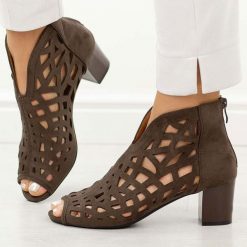 C.Brązowe sandały damskie na obcasie z zakrytą piętą M.Daszyński 1954-15 26. Brązowe sandały damskie M.Daszyński, w ażurowe wzory, z materiału, bez obcasa, na obcasie, bez zapięcia. Za 189.00 zł.