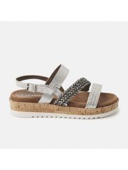 Lazamani Sandały w kolorze srebrnym rozmiar: 39. Szare sandały damskie Lazamani, bez wzorów, z materiału, z otwartym noskiem, bez obcasa, na koturnie, bez zapięcia. Za 138.70 zł.