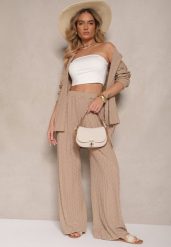 Jasnobrązowy Komplet z Tłoczonego Materiału Koszula Oversize i Spodnie Taccaria. Brązowe koszule damskie Renee, bez wzorów, z materiału, eleganckie, bez kołnierzyka, bez ramiączek. Za 149.99 zł.