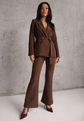 Brązowy Komplet o Garniturowym Kroju z Marynarką z Wiązaniem i Spodniami Falestra. Brązowe marynarki i żakiety damskie Renee, m, bez wzorów, casualowe. Za 219.99 zł.
