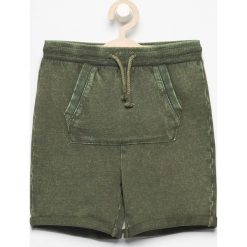 Krótkie spodenki dresowe - Khaki. Spodenki chłopięce marki 4F. W wyprzedaży za 29.99 zł.