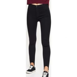 Jeansy HIGH WAIST - Czarny. Czarne jeansy damskie Cropp. W wyprzedaży za 39.99 zł.