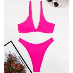 Bikini z trójkątnym topem na plażę i basen Muire. Czerwone bikini Intica, bez wzorów, z materiału. W wyprzedaży za 139.00 zł.