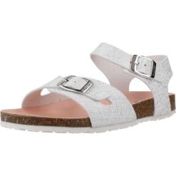 Sandały PABLOSKY 439903P Biały. Białe sandały damskie Pablosky, bez wzorów, z materiału, bez obcasa, bez zapięcia. Za 153.99 zł.