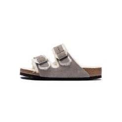 Klapki damskie Birkenstock Arizona Shearling. Klapki damskie Birkenstock, bez wzorów, z materiału, bez obcasa, bez zapięcia. Za 581.30 zł.
