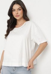 Biały Bawełniany T-shirt Ozdobiony Cyrkoniami Fadelis. Białe t-shirty damskie Born2be, l, z aplikacjami, z bawełny, bez kołnierzyka. Za 39.99 zł.