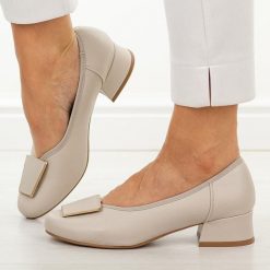 Białe czółenka damskie na obcasie M.Daszyński Sa279-1. Białe czółenka damskie M.Daszyński, z aplikacjami, ze skóry, z okrągłym noskiem, bez obcasa, na obcasie. W wyprzedaży za 179.10 zł.