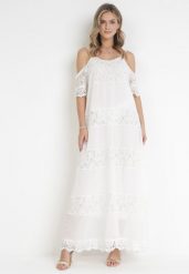 Biała Trapezowa Sukienka Maxi z Wycięciem na Ramionach Ozdobiona Koronką Malayla. Białe sukienki damskie Born2be, bez wzorów, z koronki, bez ramiączek. Za 189.99 zł.