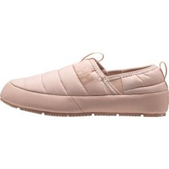 Damskie buty trekkingowe Helly Hansen Cabin Loafer. Czerwone obuwie trekkingowe damskie Helly Hansen, z materiału, bez zapięcia. Za 298.00 zł.