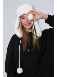 Lucky Bees Czapka w kolorze białym rozmiar: onesize. Białe czapki damskie Lucky Bees, bez wzorów, z futra. Za 43.99 zł.