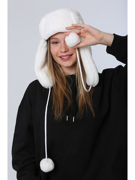Lucky Bees Czapka w kolorze białym rozmiar: onesize. Białe czapki damskie Lucky Bees, bez wzorów, z futra. Za 139.54 zł.