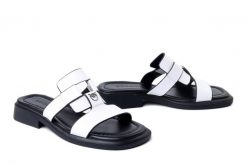 BOCCATO 149.3868 77 T SYH biały, klapki damskie. Białe klapki damskie Boccato, bez wzorów, ze skóry, bez obcasa, na obcasie, bez zapięcia. Za 242.17 zł.