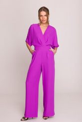 Elegancki kombinezon damski z kopertowym dekoltem fioletowy. Fioletowe kombinezony damskie Stylove, l, bez wzorów, z tkaniny, eleganckie, bez kołnierzyka, bez ramiączek, krótkie. Za 489.00 zł.