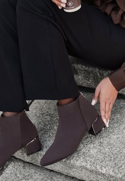 Brązowe Botki Vices na Geometrycznym Obcasie Alurrive. Brązowe botki damskie Born2be, z jeansu, eleganckie, bez obcasa, na obcasie, bez zapięcia. Za 114.99 zł.