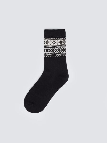 Skarpety długie ze wzorem skandynawskim czarne Akseli 906. Czarne skarpetki damskie Big Star, bez wzorów, z bawełny. Za 19.99 zł.