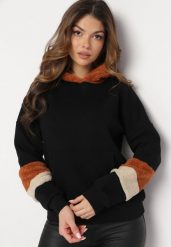 Czarna Bluza z Kapturem i Futrzanymi Wstawkami Pyroxis. Czarne bluzy damskie Born2be, bez wzorów, z futra, z kapturem. Za 89.99 zł.