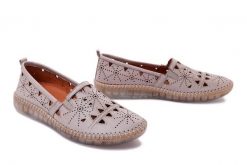 MANITU 840073-08 beige, półbuty letnie damskie. Brązowe półbuty damskie Manitu, na lato, w ażurowe wzory, ze skóry, bez obcasa, bez zapięcia. Za 271.92 zł.