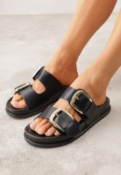 Czarne Klapki z Metalicznymi Klamrami Aetheta. Czarne klapki damskie Renee, bez wzorów, bez obcasa, na płaskiej podeszwie, bez zapięcia. Za 79.99 zł.