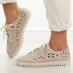 Beżowe ażurowe skórzane półbuty damskie Cambell 19432. Brązowe półbuty damskie Cambell, na jesień, w ażurowe wzory, z jeansu, bez obcasa, na płaskiej podeszwie, bez zapięcia. Za 219.00 zł.